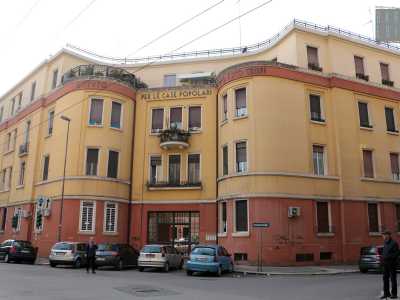 Nella zona del Tribunale del rione Libert�, nasce tra il 1932 e il 1934 il gruppo Crispi, insieme di fabbricati dalla forma curva e dai colori giallo e rosso che si affacciano sull'omonima via. Come si evince dalla scritta presente sulle palazzine, qui ha anche avuto sede lo Iacp